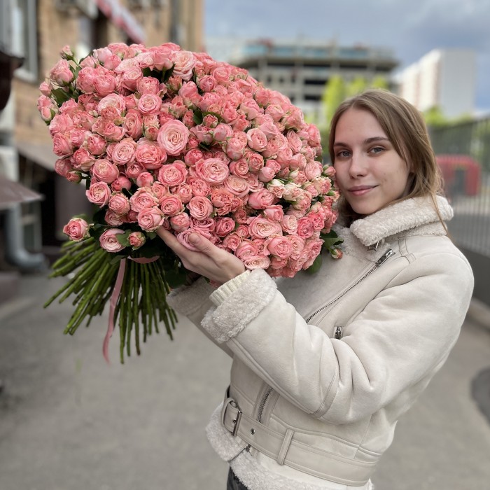 101 кустовая пионовидная роза Мадам Бомбастик 60 см