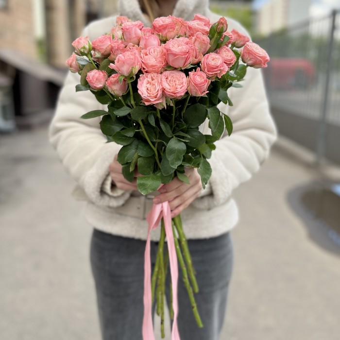 11 кустовых розовых роз Мадам Бомбастик 60 см