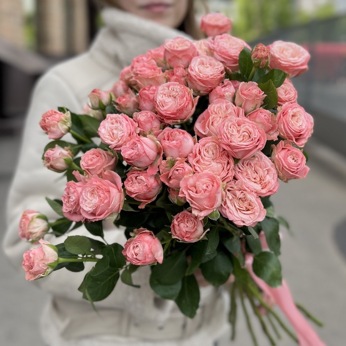 11 кустовых розовых роз Мадам Бомбастик 60 см