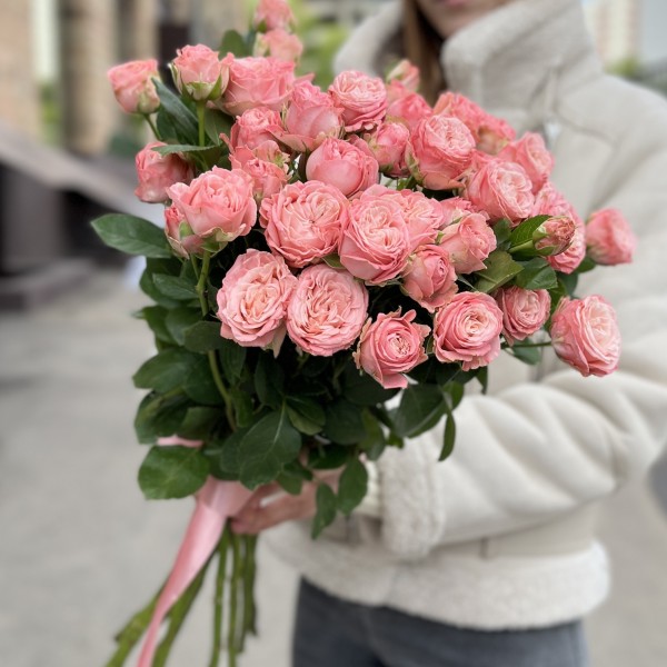 11 кустовых розовых роз Мадам Бомбастик 60 см