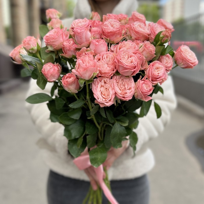 11 кустовых розовых роз Мадам Бомбастик 60 см