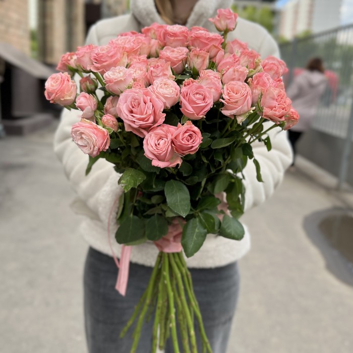 15 розовых пионовидных роз Мадам Бомбастик 60 см