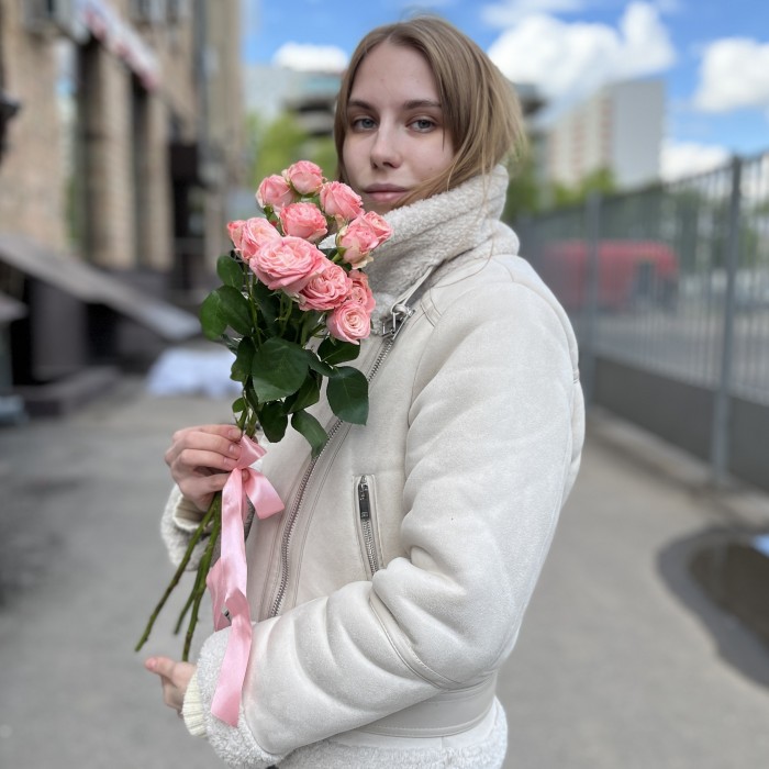 3 розовые пионовидные розы Мадам Бомбастик 60 см