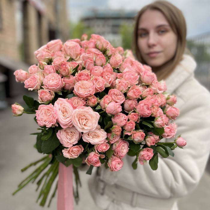 35 кустовых Пионовидных роз Мадам Бомбастик 60 см