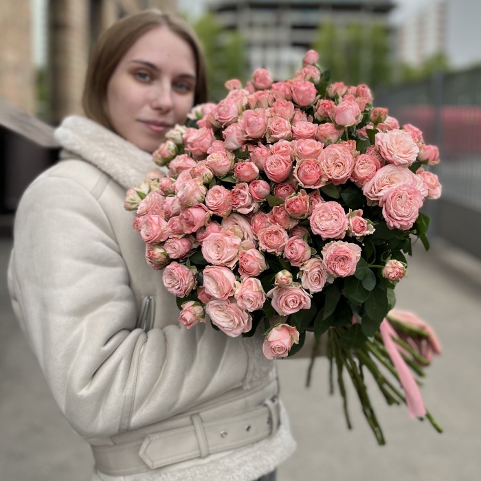 35 кустовых Пионовидных роз Мадам Бомбастик 60 см