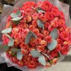 35 кустовых роз Саммер Дэнс с эвкалиптом