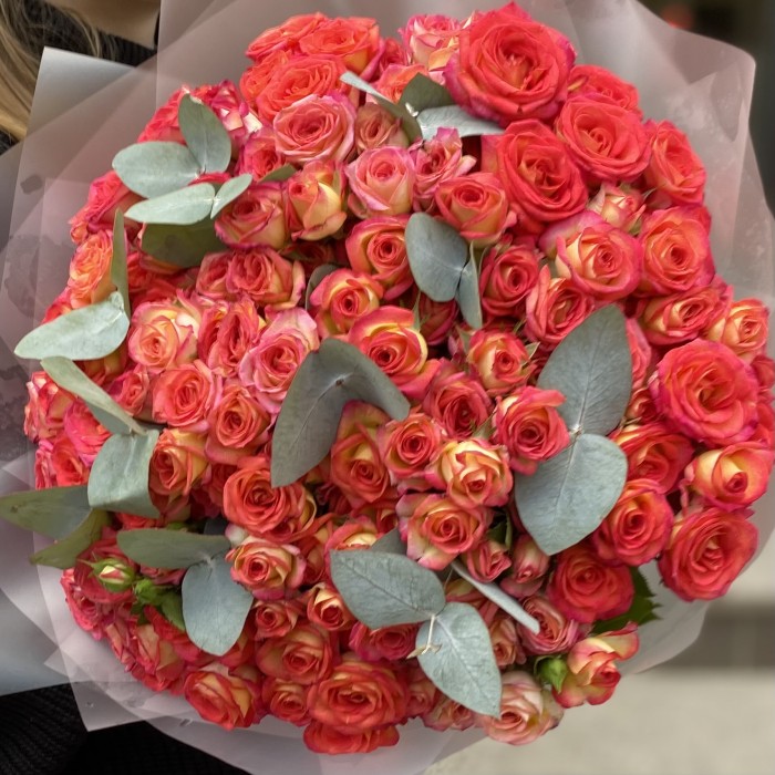 35 кустовых роз Саммер Дэнс с эвкалиптом