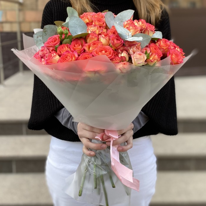 35 кустовых роз Саммер Дэнс с эвкалиптом