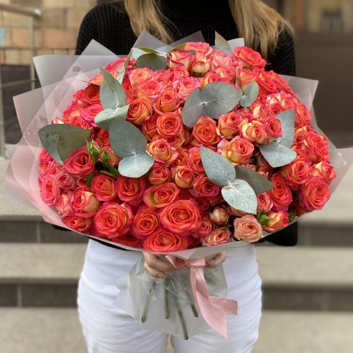 35 кустовых роз Саммер Дэнс с эвкалиптом