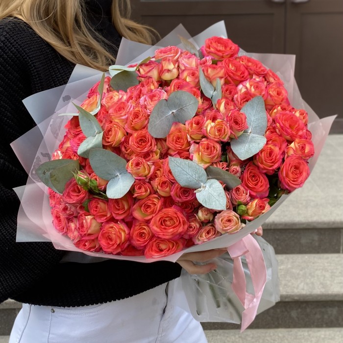 35 кустовых роз Саммер Дэнс с эвкалиптом