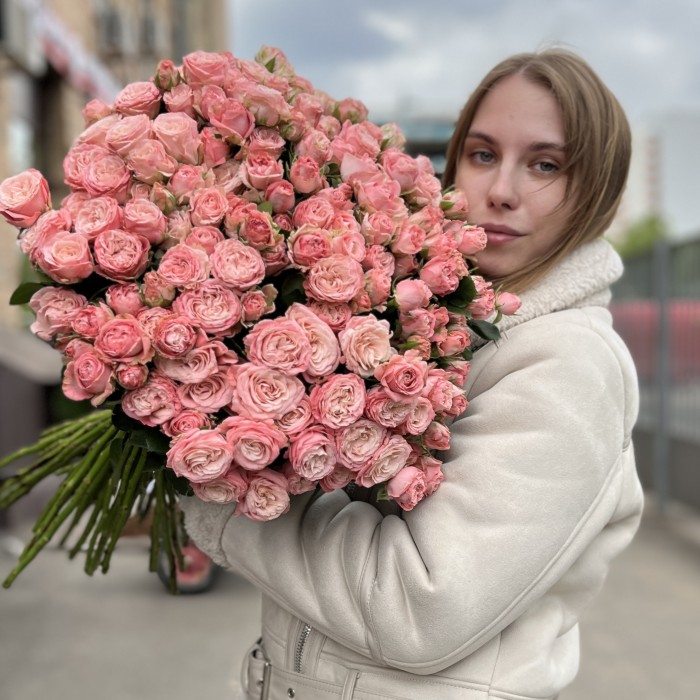 45 кустовых Пионовидных роз Мадам Бомбастик 60 см