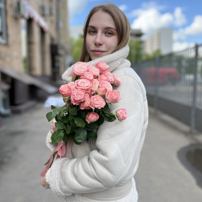 5 кустовых Пионовидных роз Мадам Бомбастик 60 см