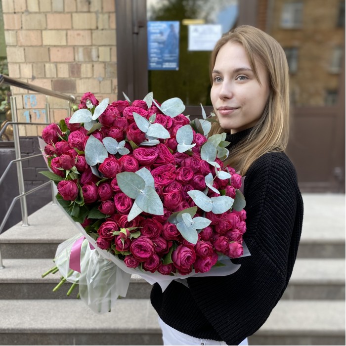 51 кустовая пионовидная Роза Пати Тренсеттер с эвкалиптом