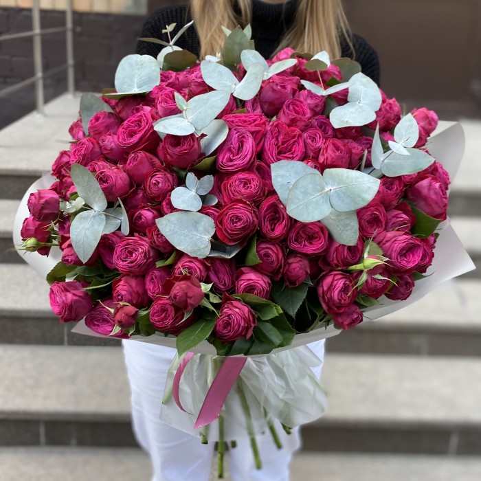 51 кустовая пионовидная Роза Пати Тренсеттер с эвкалиптом