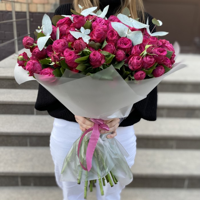 51 кустовая пионовидная Роза Пати Тренсеттер с эвкалиптом