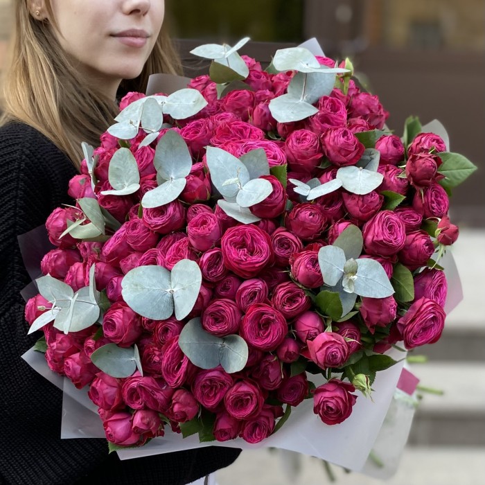 51 кустовая пионовидная Роза Пати Тренсеттер с эвкалиптом