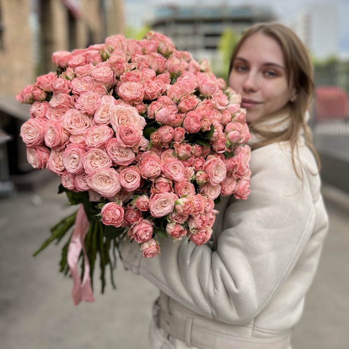 51 кустовая пионовидная роза Мадам Бомбастик 60 см