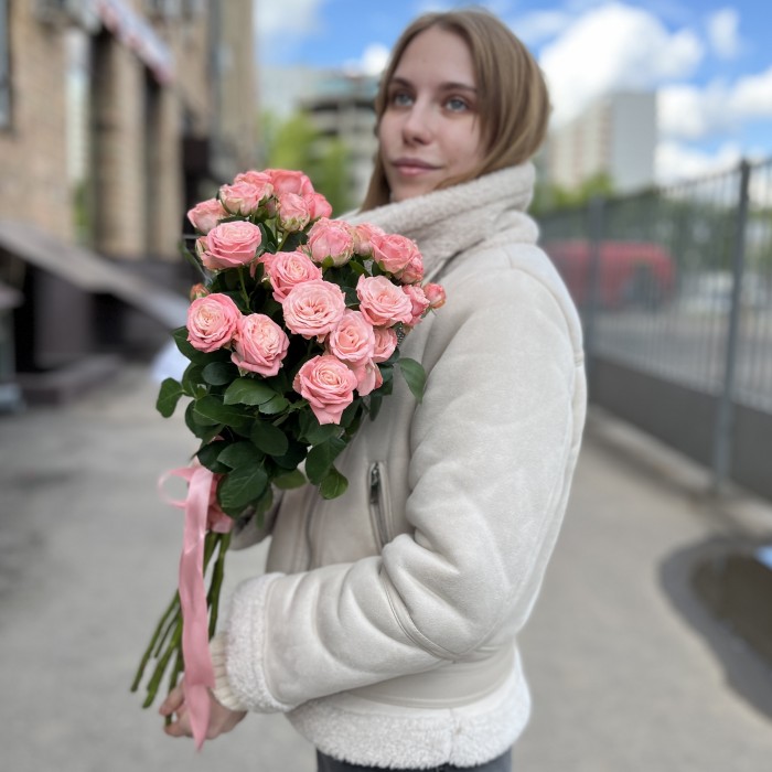 7 кустовых Пионовидных роз Мадам Бомбастик 60 см