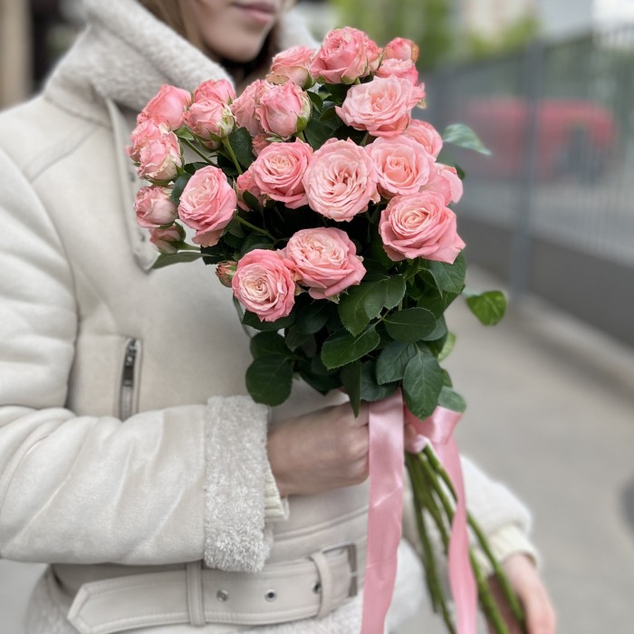 7 кустовых Пионовидных роз Мадам Бомбастик 60 см