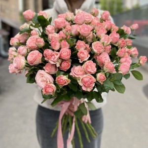 Кустовая пионовидная роза Мадам Бомбастик 60 см