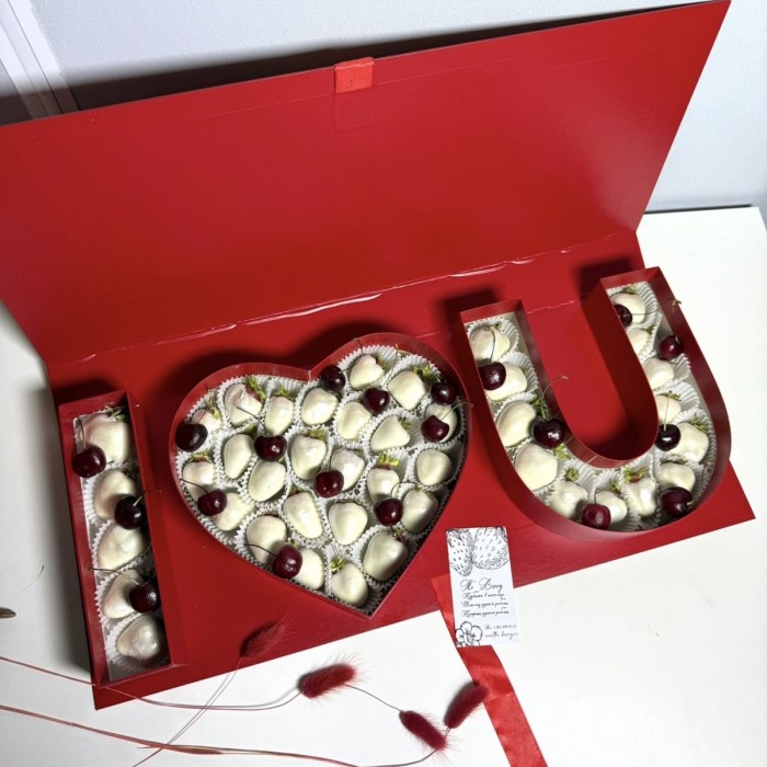 Клубника премиум в белом шоколаде с черешней Я люблю тебя