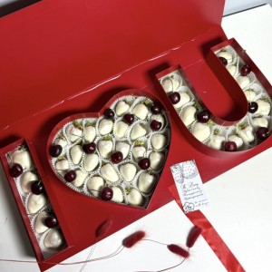 Клубника премиум в белом шоколаде с черешней Я люблю тебя