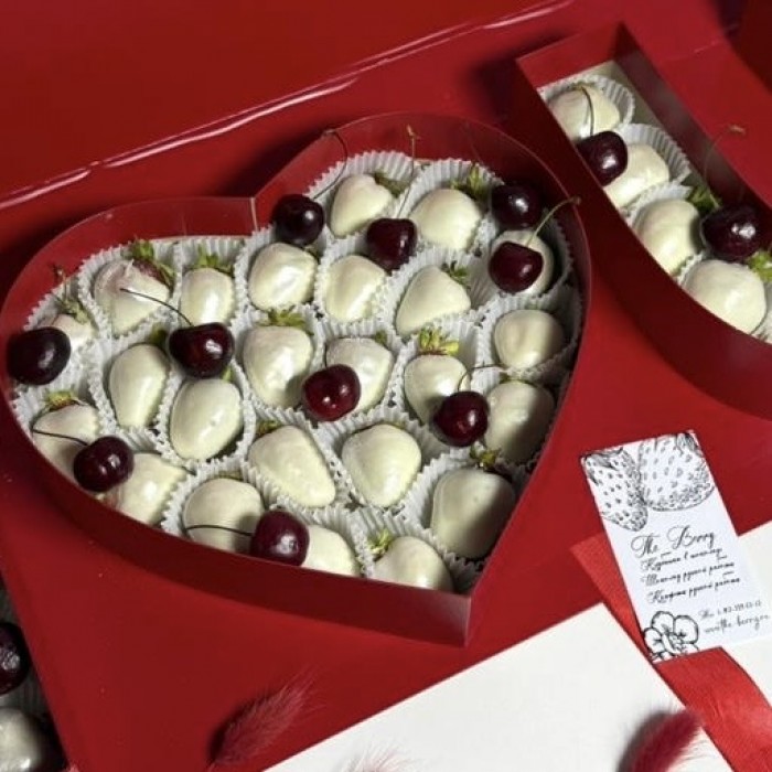 Клубника премиум в белом шоколаде с черешней Я люблю тебя