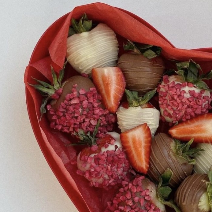 Клубника в шоколаде сердечко классика