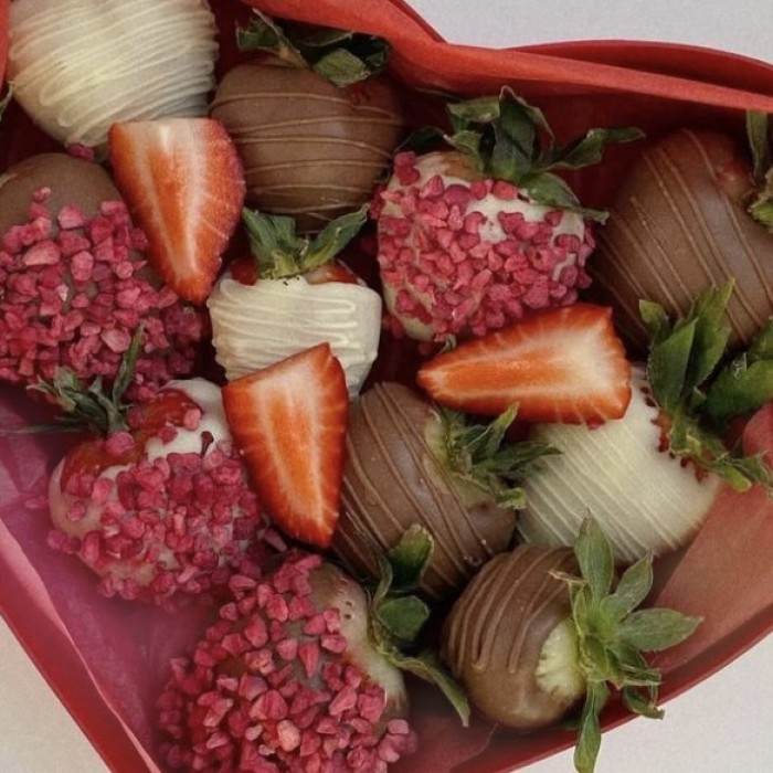 Клубника в шоколаде сердечко классика