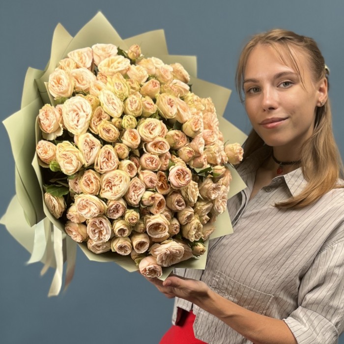 25 кустовых пионовидных роз Джентл трендсеттер 60 см