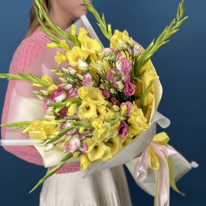 11 желтых гладиолусов с эустомой