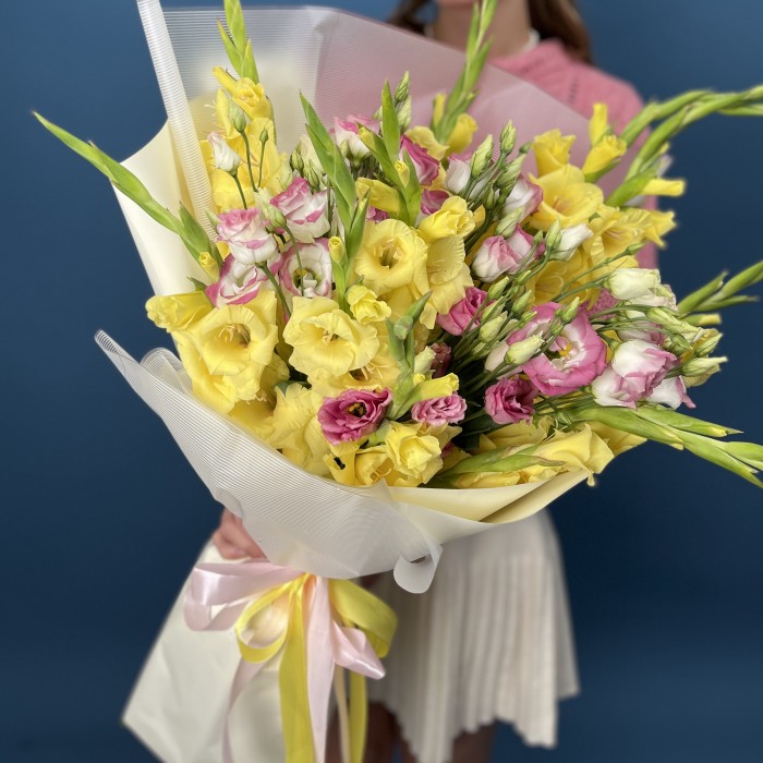 11 желтых гладиолусов с эустомой