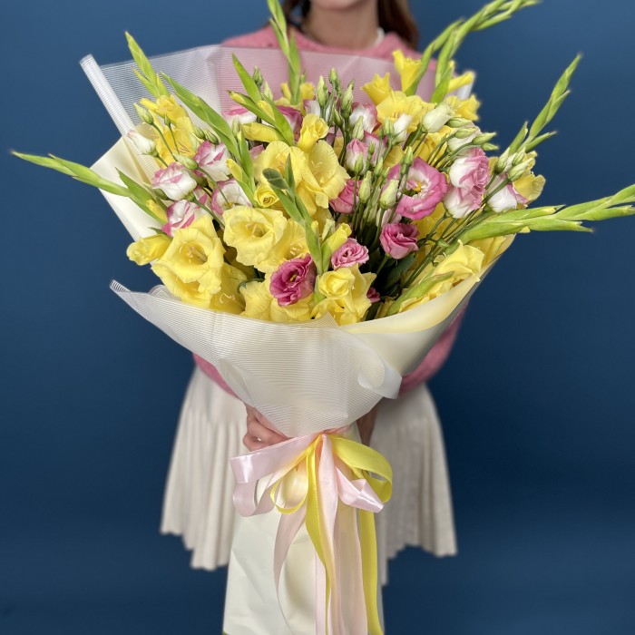 11 желтых гладиолусов с эустомой