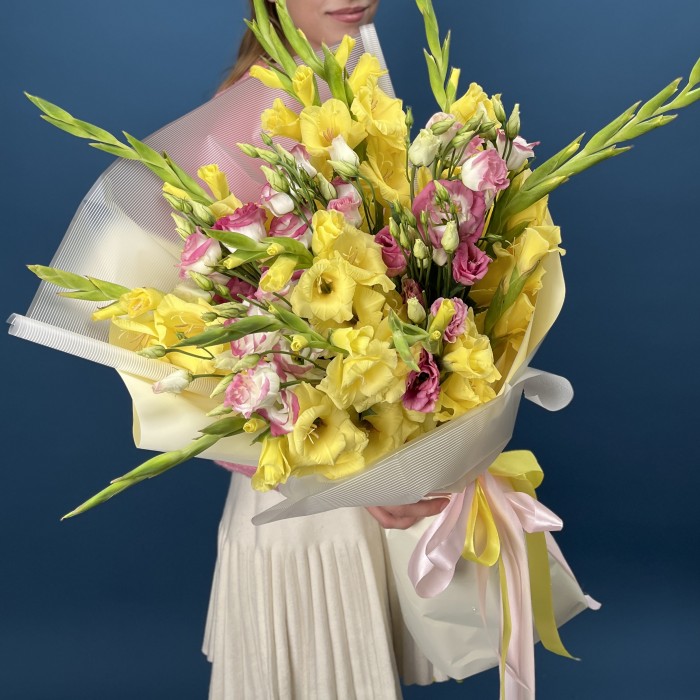 11 желтых гладиолусов с эустомой