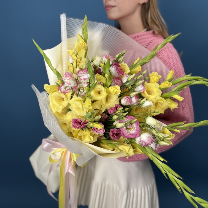 11 желтых гладиолусов с эустомой