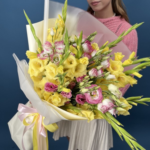 11 желтых гладиолусов с эустомой