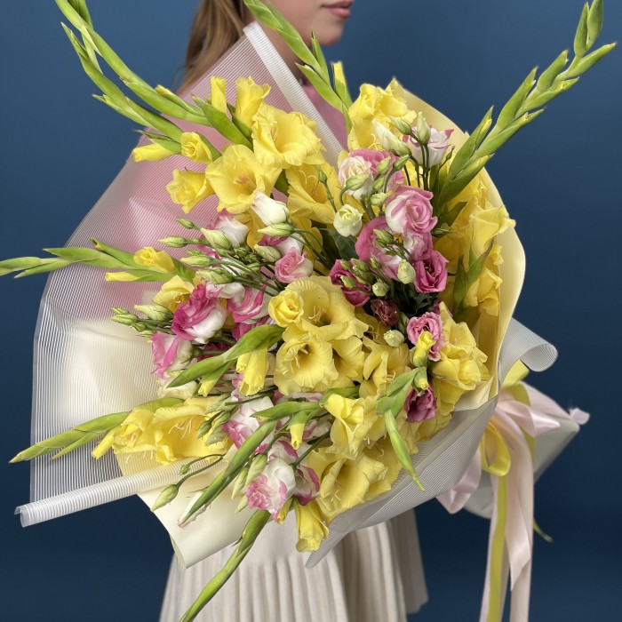 11 желтых гладиолусов с эустомой