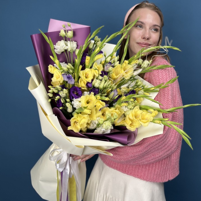 15 желтых гладиолусов с эустомой