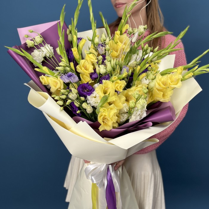 15 желтых гладиолусов с эустомой