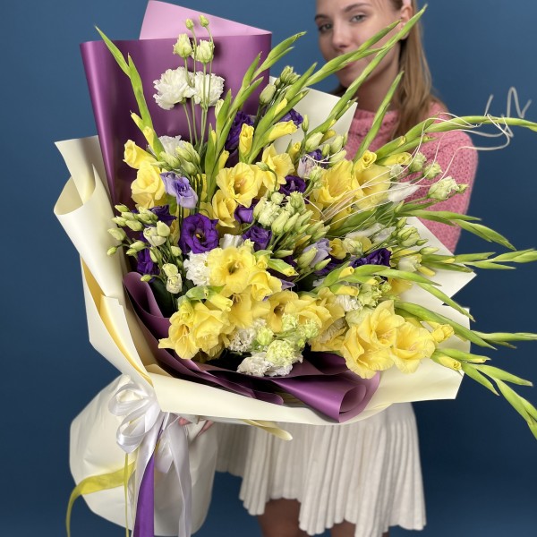 15 желтых гладиолусов с эустомой