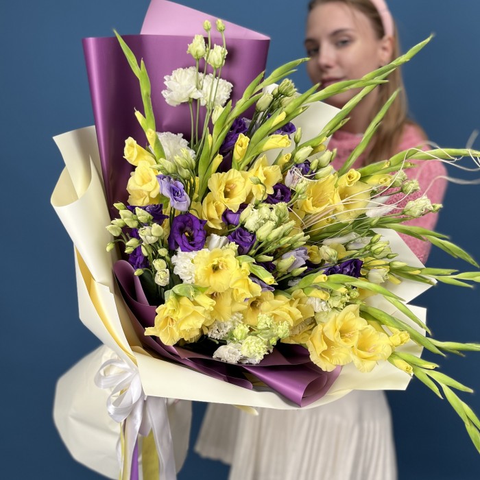 15 желтых гладиолусов с эустомой