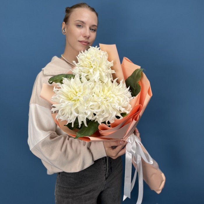 3 белые пышные георгины