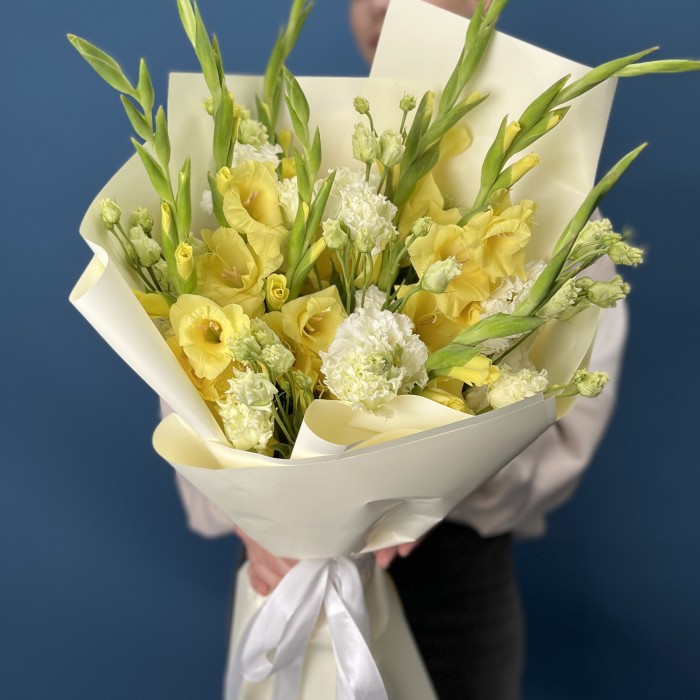7 желтых гладиолусов с эустомой