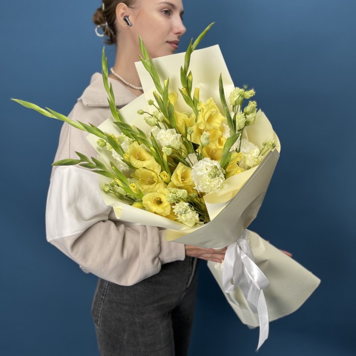 7 желтых гладиолусов с эустомой