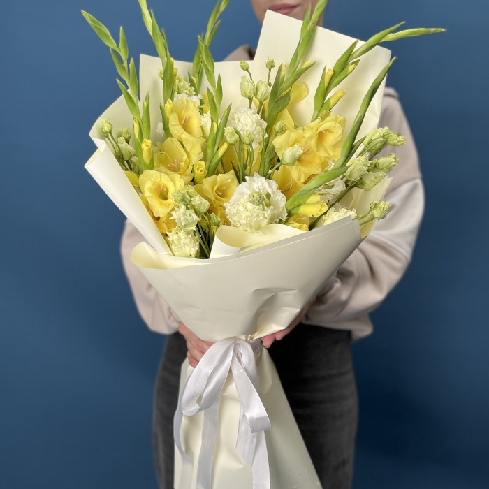 7 желтых гладиолусов с эустомой