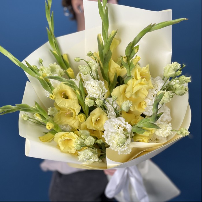 7 желтых гладиолусов с эустомой
