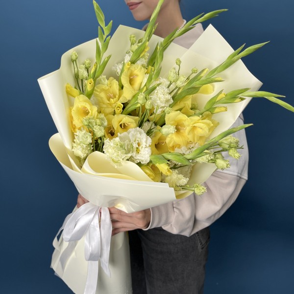 7 желтых гладиолусов с эустомой