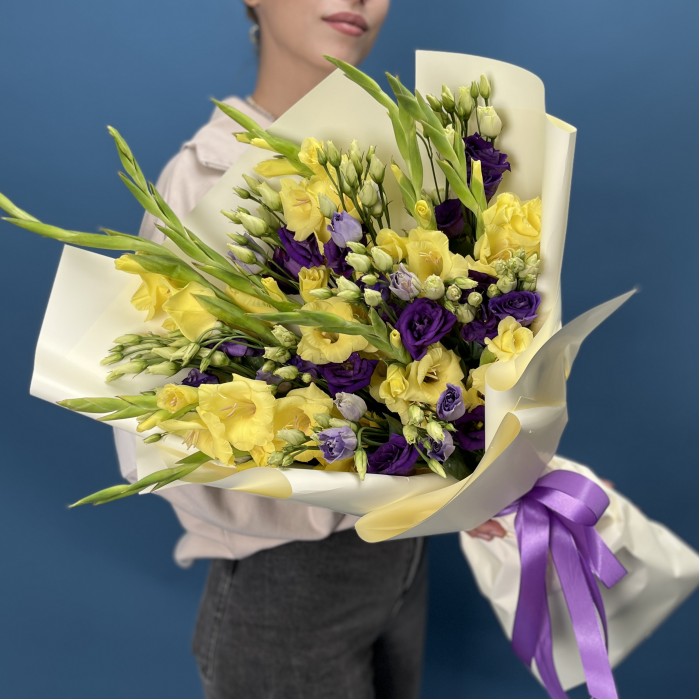 9 желтых гладиолусов с эустомой