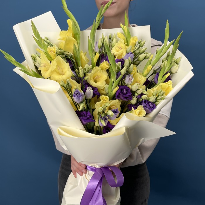 9 желтых гладиолусов с эустомой