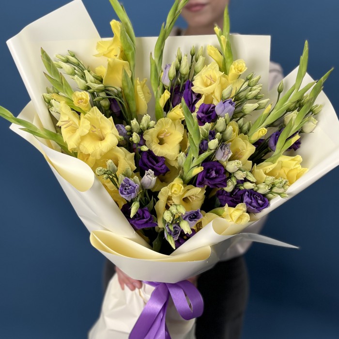 9 желтых гладиолусов с эустомой